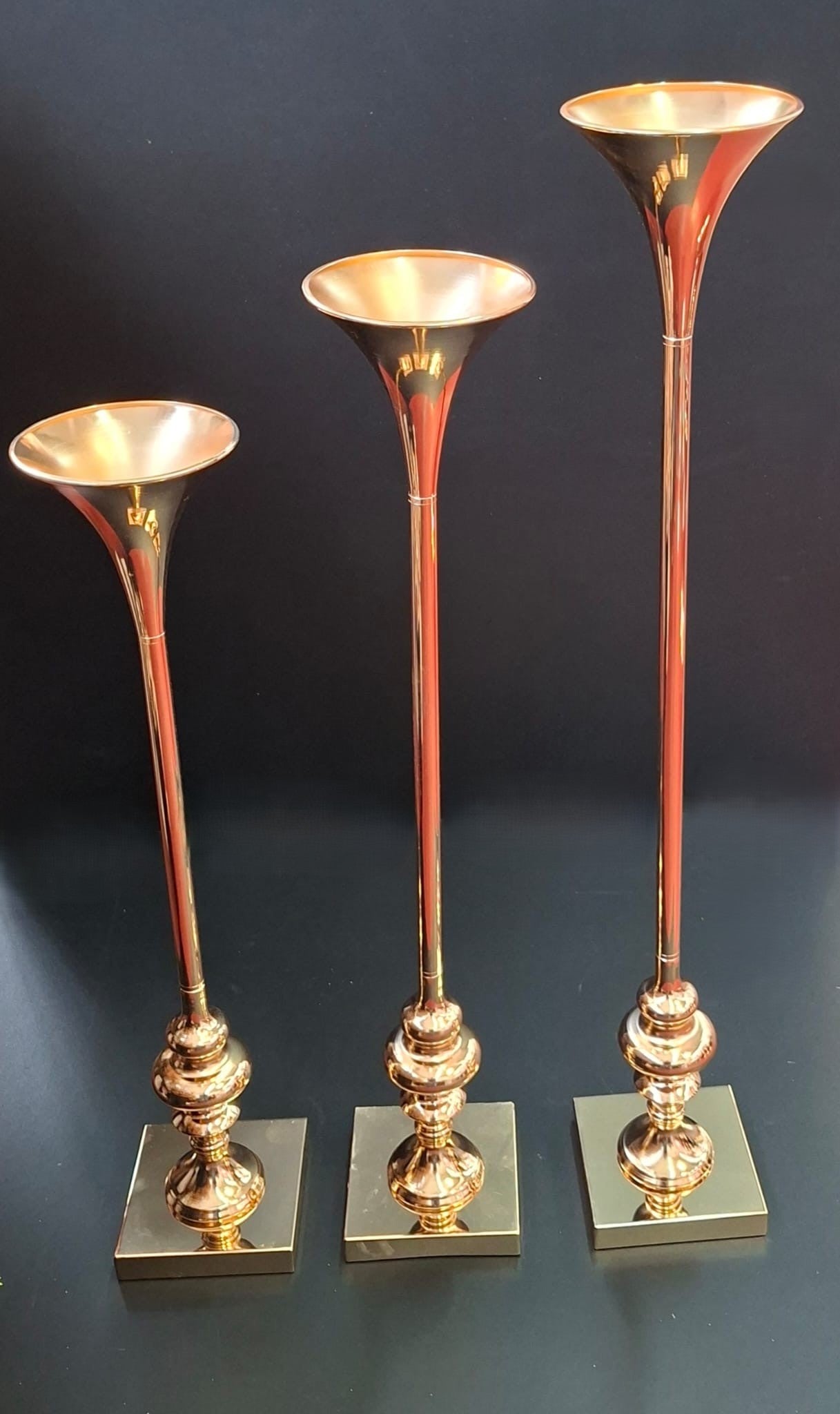 Suport auriu din metal – elegant și decorativ